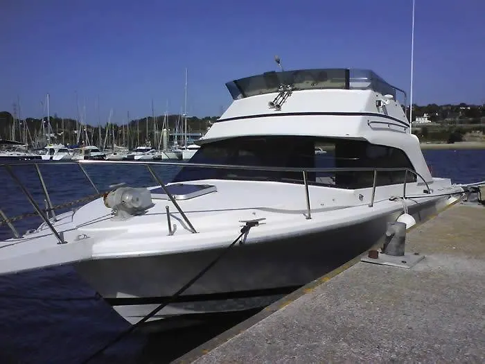 Bateau A Quai De 2 Cabines contacts